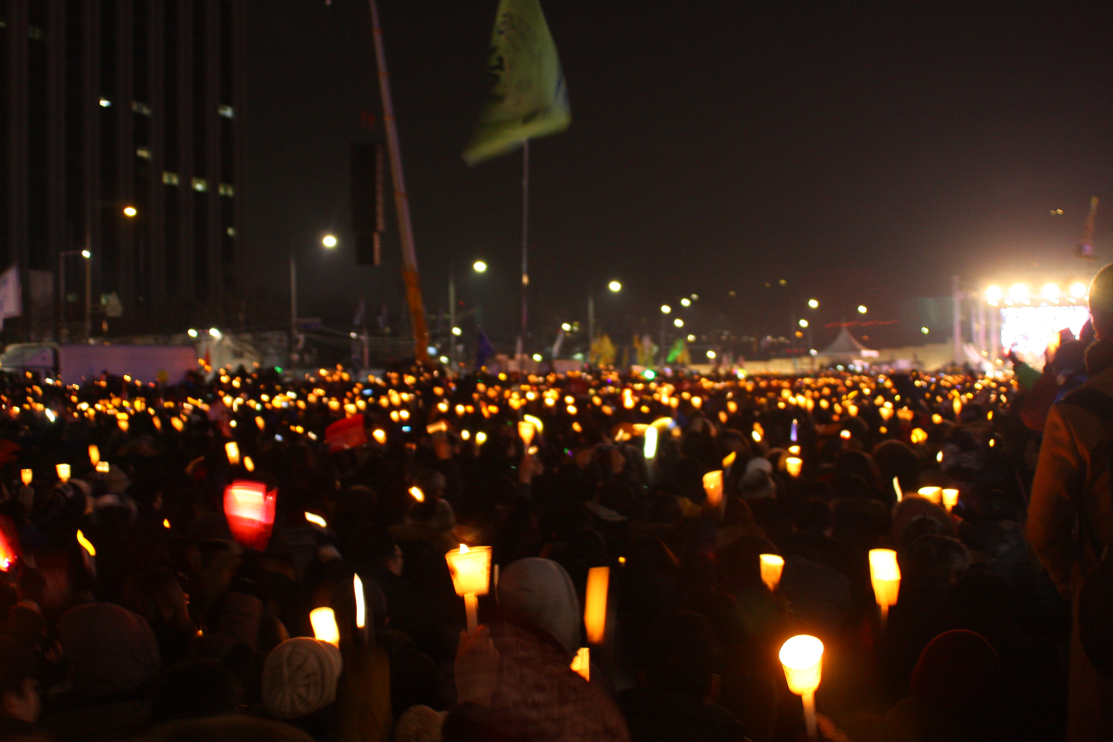 2월 탄핵에 촛불의 열기가 다시 타오르다 (사진).JPG